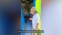 L'orango prende un secchiello e si fa la doccia