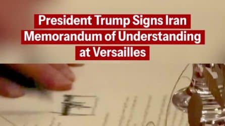 Il presidente degli Stati Uniti Donald Trump firma a Versailles l'accordo con l'Iran
