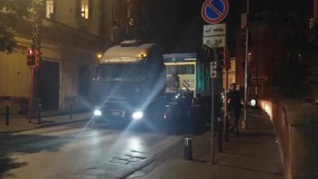 La Funicolare di Montesanto in giro per le strade di Napoli, sorpresa e traffico in città