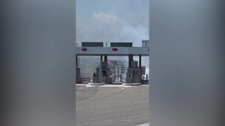 Camion in fiamme, chiuso il casello di Riccione sull'A14