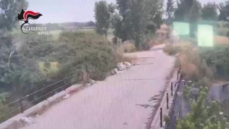 Incendia i rifiuti in strada e se ne va in bicicletta: ripreso dalle telecamere e arrestato ad Acerra