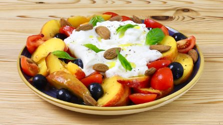 INSALATA DI PESCHE E BURRATA: il piatto estivo fresco e bilanciato!