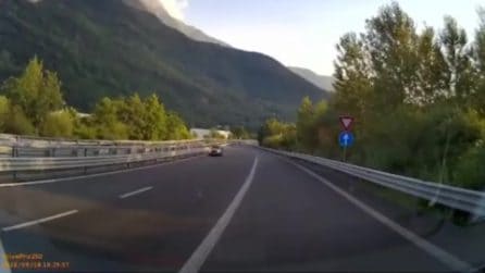 Ancora un'auto contromano sulla SS36 Milano-Lecco: ambulanza attiva la sirena ed evita l'incidente