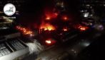 Incendio a Sarno: in fiamme la Termoplast. Nube nera anche sui comuni vesuviani