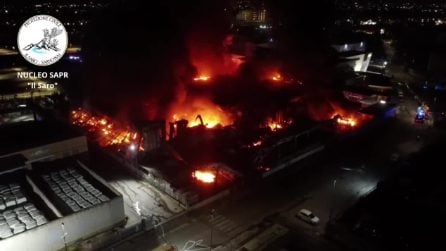 Incendio a Sarno: in fiamme la Termoplast. Nube nera anche sui comuni vesuviani