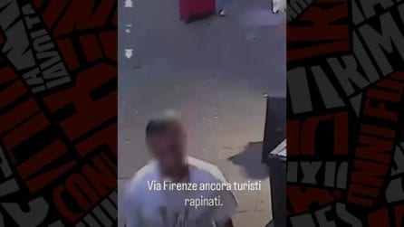 Turista scippato a via Firenze a Napoli, in due si avvicinano e gli strappano la catenina