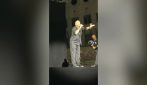 Eros Ramazzotti interrompe il concerto e discute con un fan