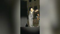 Eros Ramazzotti interrompe il concerto e discute con un fan