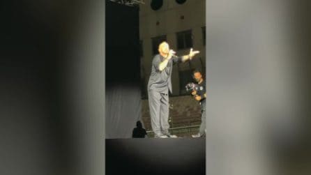 Eros Ramazzotti interrompe il concerto e discute con un fan
