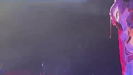 Tiziano Ferro interrompe il concerto allo stadio Maradona per soccorrere un fan colpito da malore