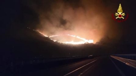 Da ieri un vasto incendio divora le campagne di Nerola: vigili del fuoco a lavoro da oltre 15 ore