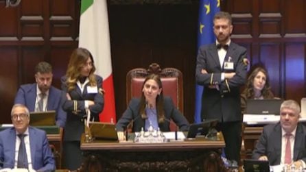 Lite Ascani-Pozzolo, lui la chiama: "Signor Presidente", lei risponde: "Collega deputata"