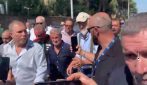 L'ex sindaco di Roma Gianni Alemanno esce dal carcere: ad accoglierlo una folla di attivisti