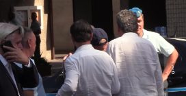 L'ex sindaco di Roma Gianni Alemanno esce dal carcere: ad accoglierlo una folla di attivisti