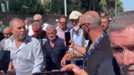 L'ex sindaco di Roma Gianni Alemanno esce dal carcere: ad accoglierlo una folla di attivisti