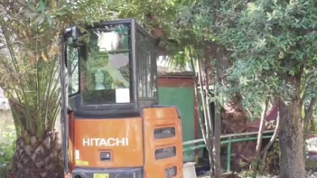 Piazza di spaccio a cielo aperto, arriva De Luca con una ruspa: "Qui un parco giochi per bimbi"