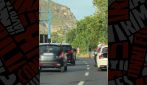 Due ragazzi in monopattino senza casco sulla statale Domitiana ad Arco Felice verso la Tangenziale a Napoli