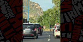 Due ragazzi in monopattino senza casco sulla statale Domitiana ad Arco Felice verso la Tangenziale a Napoli
