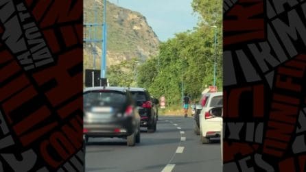Due ragazzi in monopattino senza casco sulla statale Domitiana ad Arco Felice verso la Tangenziale a Napoli