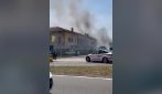 Incendio all'agriturismo La Agricola a Lainate: colonna di fumo visibile per chilometri.