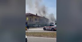 Incendio all'agriturismo La Agricola a Lainate: colonna di fumo visibile per chilometri.