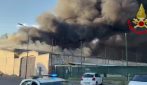 Incendio a Milano, alta colonna di fumo nero partita dal deposito Bartolini in zona Bovisa