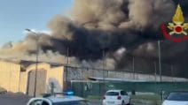 Incendio a Milano, alta colonna di fumo nero partita dal deposito Bartolini in zona Bovisa