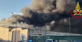 Incendio a Milano, alta colonna di fumo nero partita dal deposito Bartolini in zona Bovisa