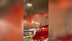 Un uomo prova a spegnere incendio nella sede Bartolini a Milano con un estintore