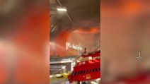 Un uomo prova a spegnere incendio nella sede Bartolini a Milano con un estintore