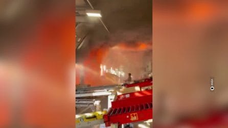 Un uomo prova a spegnere incendio nella sede Bartolini a Milano con un estintore