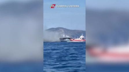 Barca in fiamme nelle acque di Tavolara, naufraghi si salvano saltando in acqua