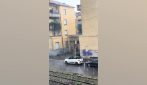 Temporale si abbatte su Milano, tetti scoperchiati e auto danneggiate: nubifragio dopo grande caldo