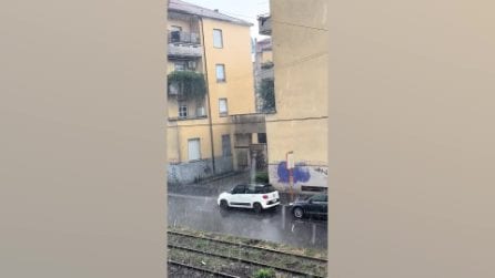 Temporale si abbatte su Milano, tetti scoperchiati e auto danneggiate: nubifragio dopo grande caldo