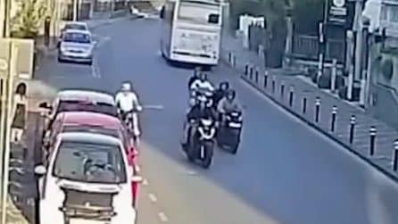 Pompei, denunciati i giovani in scooter che hanno spinto l’anziano in bici