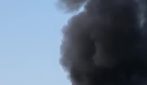 Incendio su una barca al largo di Procida, uomo si butta in mare: soccorso dai residenti