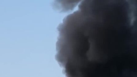 Incendio su una barca al largo di Procida, uomo si butta in mare: soccorso dai residenti