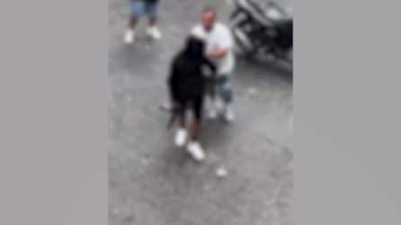 Napoli, uomo si aggira con un mitra tra i passanti a Montesanto