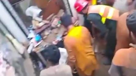 Tragedia a Lahore: crolla tetto di un centro di ripetizioni, 14 bambini morti