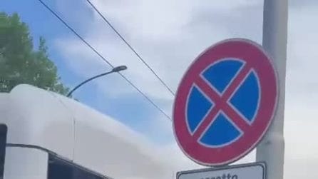 Metro Linea 1 chiusa, folla per salire sulla navetta bus al Policlinico