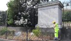Rimosso dopo 15 anni uno straccio avvolto ad una statua equestre di Napoli