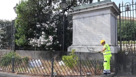 Rimosso dopo 15 anni uno straccio avvolto ad una statua equestre di Napoli