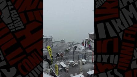 Dopo il caldo estremo la nevicata sullo Stelvio: le immagini dei fiocchi del primo luglio