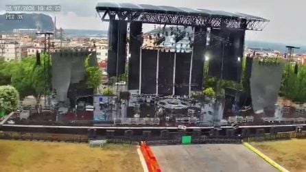 Crolla il palco del concerto all'ex Base Nato di Bagnoli, gravi danni ma nessun ferito