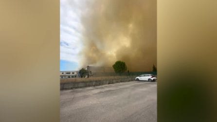 Incendio in un'azienda dolciaria nel Teramano, il fumo raggiunge l'autostrada