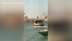 Sale in piedi sul tetto del vaporetto e cammina: 18enne denunciato a Venezia