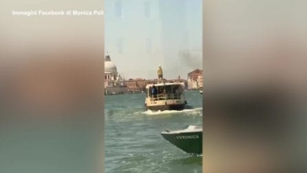 Sale in piedi sul tetto del vaporetto e cammina: 18enne denunciato a Venezia