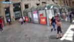 Un uomo deruba un viaggiatore davanti alla biglietteria in stazione a Milano e poi scappa