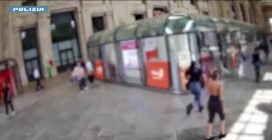 Un uomo deruba un viaggiatore davanti alla biglietteria in stazione a Milano e poi scappa