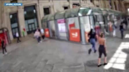 Un uomo deruba un viaggiatore davanti alla biglietteria in stazione a Milano e poi scappa